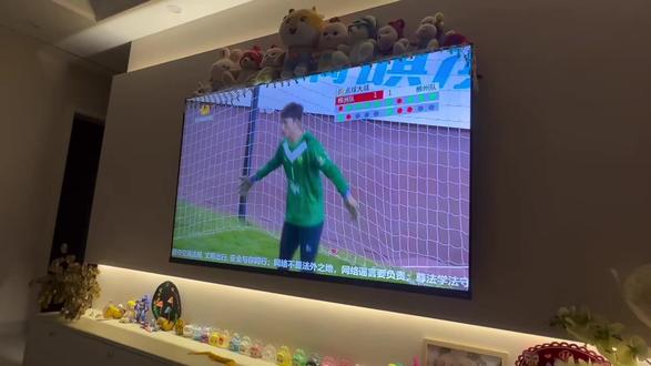 每次赛后议论最多的就是裁判,特别是两队水平差不多的时候,但是当你自己真正去吹过裁判就知道无论篮球还是足球那种转瞬即逝的瞬间确实很难吹,昨晚议论最大的那个手球,也许确实可以给,但是细看规则也可以不给,这个球就是百分之50的球,不给可能也是因为株洲的主场优势,但这也是常规赛拼出来的,如果郴州主场这球可能就给了。这其实没什么太纠结的,整场比赛郴州和株洲球员都非常拼,都值得尊重和肯定,哪怕比赛有错判漏判这也是比赛的一部分。要是昨天株洲点球输了,这个小细节就烟消云散了,赢了确实就会被放大,如果株洲昨晚输了,我相信株洲球迷也会扣很多场上的细节说裁判判罚有问题,这都是人之常情后面四强战常德,干长沙,加油