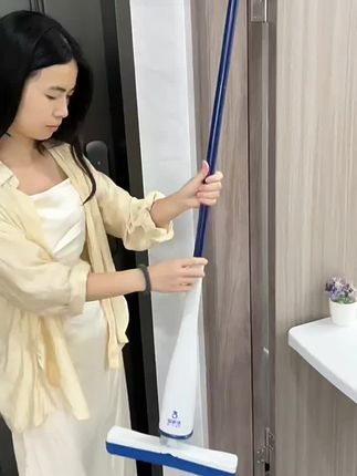 终于让我找到了一款怎么用都不会变硬的拖把了!就是这个宝家洁的舒棉拖把,它的拖头很轻盈,像这种特别脏的地面也能很轻松的拖干净,拖完之后地面也不会留下水印。而且它还是可以自动挤水的,轻轻一推就能把污水排出来,真的是太方便了,家里还没有的赶紧安排上吧!#好物推荐