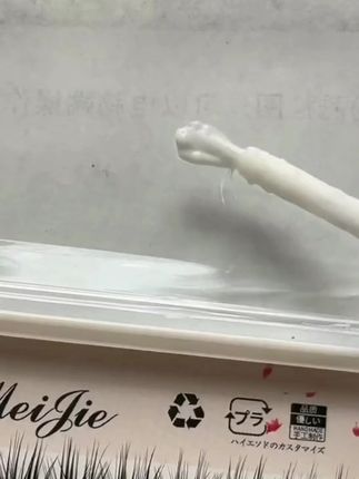 终于找到一款好用又便宜的睫毛胶水了!这款睫毛胶水,白色无痕、温和低敏,持久粘合,防水防汗,一瓶可用很久。想要自然拉长卷翘睫毛的姐妹们赶紧试试吧#胶水 #睫毛胶水 #嫁接睫毛
