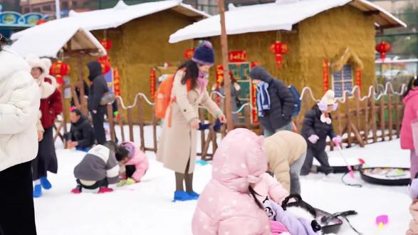 贵阳超大型雪乐园:贵阳童世界冰雪乐园,终于正式开园了。你想带谁一起来呢?#贵阳童世界冰雪乐园 #春节去哪玩#张万森贵阳童世界冰雪乐园下雪了 #贵阳好玩的地方 #贵阳同城