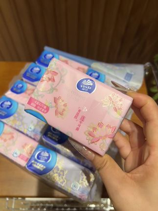 维达越来越卷了,没想到它的小方巾也这么好用!中式美学包装真的很有质感,每包都有二十抽,纸张柔软亲肤,韧性十足,湿水也不易破,放包里超合适。#维达小方巾 #抽纸