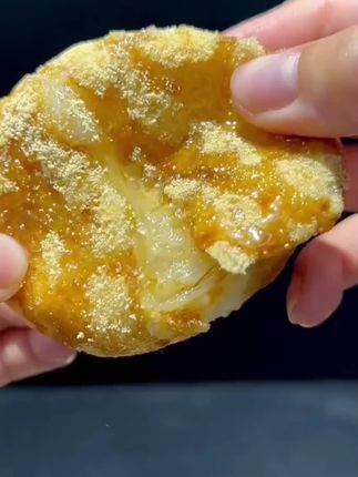 贵州纯手工新糯米糍粑来了哦#美食 #糯米糍粑小时候的味道 #新糯米糍粑 #妈呀太香了