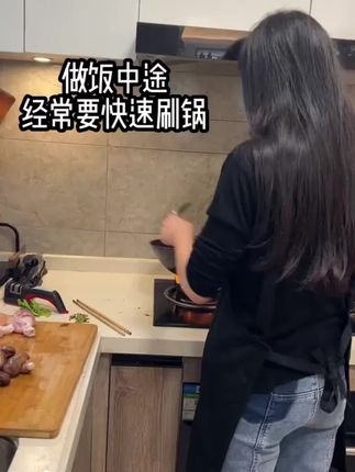 冬天冷水刷锅不冻手,刷的干净也不伤锅#厨房好物 #刷锅神器 #洗锅刷 #长柄洗锅刷 #洗锅刷子