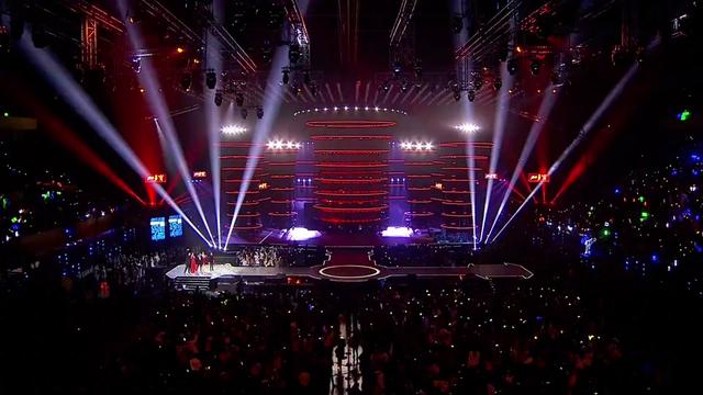 15年的湖南卫视跨年赢麻了,鸡拽根的白西装,黑色大背头太帅啦,怀念我和我的小伙伴们一起跨年,守着湖南卫视等待着大棒的压轴出场#我的青春 #bigbang #权志龙 #top #李胜利太阳大声