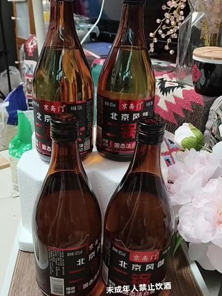 北京二锅头,四瓶装整整齐齐。透明瓶身,清冽的酒液透着干净。开盖时酒香直窜,不呛人,是熟悉的味道。朋友小聚倒上两杯,配着花生毛豆刚好;家里做菜时滴几滴,去腥提鲜很顺手。瓶口设计得利落,倒酒不洒。日常备着,闲时小酌或烹饪添味,都是自在的选择,带着点老北京的实在劲儿。#北京二锅头#小酌怡情 #今日分享 #看过来