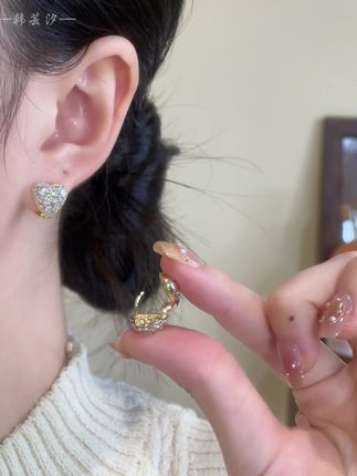 戴上一整个惊艳的双面爱心耳扣,出门逛街随意搭配都好看#美出高级感 #耳环搭配 #首饰分享 #耳环控
