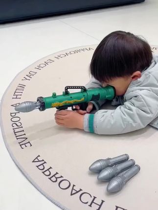 宝宝小手一按就能发射,这个玩具手持火箭炮也太好玩了!边玩边锻炼手眼协调#火箭炮 #益智玩具 #儿童玩具 #玩具枪 #让孩子远离手机