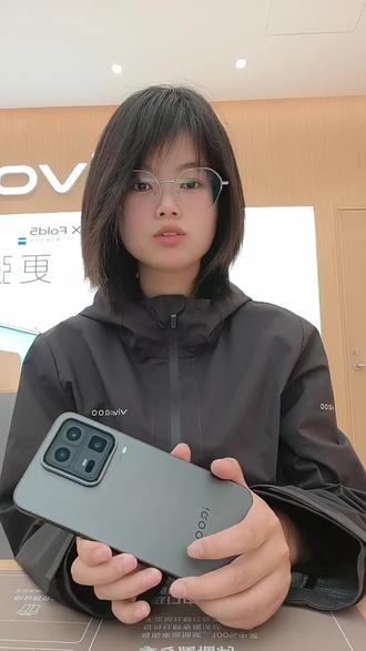 一秒速冻!🔥 iQOO 15 Ultra的「隐藏空调」这样开👇
打游戏发热?点这里秒降温!
1. 侧滑打开「游戏魔盒」➡️
2. 找到「性能面板」🌡️
3. 一键开启「Monster散热模式」❄️
瞬间冰感拉满,团战稳如泰山!#vivo #vivo广东 #vivo年货节 #IQOO15Ultra