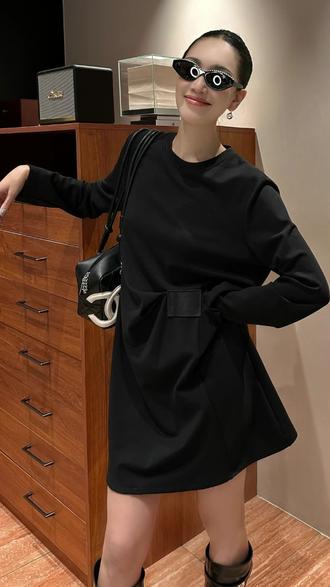 紫紫 P系皮标卫衣裙 三季暖绒经典褶位皮标卫衣裙ZD09LZHJ234#黑色卫衣裙 #显瘦连衣裙 #甜酷风穿搭 #秋冬穿搭 #懒人穿搭