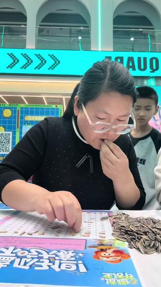 大姐不语,只是一味猛磕,最终5分钟拿下冠军!#嗑瓜子大赛 #嗑瓜子比赛 #嗑瓜子 #当代购物中心