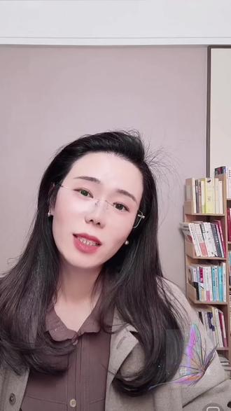 生理性喜欢是灵魂最原始的颤栗,不掺理智的杂质,如春雷惊破冻土时第一株野草的萌蘖。它从基因深处涌出的潮汐,让瞳孔在看见某个身影时自动调节光圈,让指尖尚未相触就预演了战栗的弧度。这种喜欢不经过大脑皮层的投票表决,是迷走神经擅自发动的政变——当多巴胺的骑兵队冲垮所有防御工事,我们才惊觉心脏早已竖起白旗。当代人用星座匹配度、经济适用性编织爱情的滤网,却漏掉了最珍贵的金砂:那种让你闻到对方气息就自动微笑的动物性直觉,像初生幼崽识别母亲心跳般古老而精准。#生理性喜欢 #生理性喜欢是基因的选择 #观点分享 #郭延娇律师 #郭一针 @抖音小助手 @DOU+小助手 @抖音创作小助手 @抖音创作灵感 @抖音媒体内容优推官