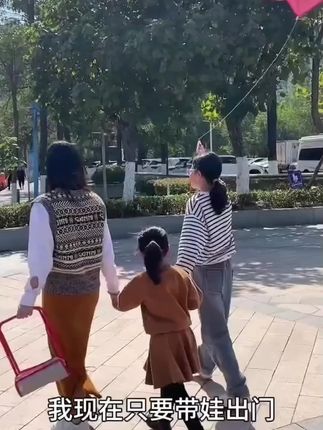 这款收纳折叠凳可一定要带一个 走到哪坐到哪 也不用一直抱着宝宝 解放双手神器 #好物推荐🔥