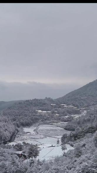 重庆多地出现暴雪天气,看雪的人太多,导致多个景区临时闭园,道路封控!#重庆暴雪 #仙女山雪景 #武陵山雪景 #南天湖雪景
