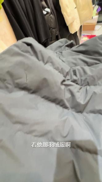 羽绒服挂个大口子,创意修补一下,大家看看咋样?#精工改衣 #做衣服 #加工制作 #缝纫日常