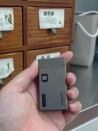 你一定没有见过这样的打火机,它不用气、不用油就能点燃。采用先进的感应式设计,轻轻一挥就能点燃,而且防风又安全!金属机身质感超棒,还可以激光刻字,个性十足。重点是不用加油加气,用USB就能给它充电,方便又实用。赶紧点击下方链接把它带走吧!#打火机 #男人玩具 #网红打火机 #玩个很新的东西 #是时候安排一下了