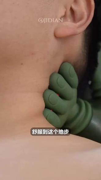 这年头,谁还花钱去按摩店按摩?现在都用这种极点魔术手按摩仪了,在家就能享受大师级别的按摩!仿真的手掌设计,加上热敷功能,就跟真人按摩一样舒服,随时随地都能来上一回#肩颈按摩器 #仿人手按摩仪 #颈椎按摩器 #按摩放松 #居家好物
