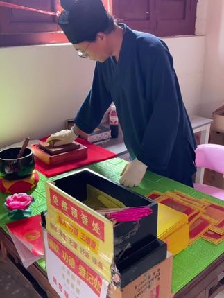 农历七月十五,又是一年中元节,在一切无常的变幻里,愿所有爱,都来得及;愿所有珍惜,都不负相遇、不负自己。#中元节 #传统文化 #七月十五