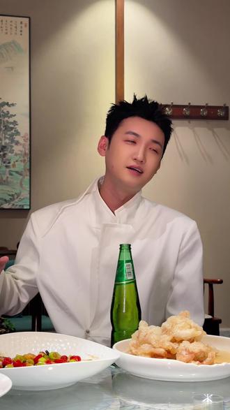 第一次在酒桌上唱歌。有点紧张呢。#老香根