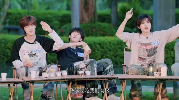 原来钓走小吉米只需要一条肉松嘛🥺
#安利 #TF家族四代陈浚铭#张子墨#族综#萌物@抖音小助手 @抖音创作小助手