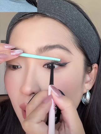 自带刀锋刷的眼线胶笔有多好用?手残党也能画出完美眼线的秘密就是它啦!!#眼线胶笔 #好物分享#防水防汗不晕染 #自用好物推荐 #平价好物@DOU+小助手 @DOU+上热门