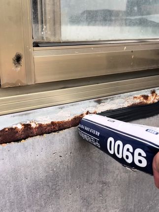 彩钢瓦金属和水泥墙面连接处的开裂漏水怎能办?就用得力9900#结构胶 粘接力强#强力胶 抗老化,抗紫外线#耐候胶 质保50年#防水胶