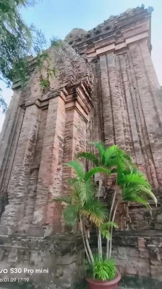 芽庄占婆塔 🏯婆那加占婆塔建于公元7-12世纪间,是印度教的建筑。婆那加是音译,也有翻译作天依女神庙。这里供奉的是天依女神(Po Nagar),是庇佑占婆王国南部的一位女神,保护着靠海吃饭的渔民,相当于中国渔民心目中的妈祖。不过据说早在公元前二世纪,印度教就在这里供奉印度教的湿婆(Shiva)了。婆那加占婆塔建于公元7-12世纪间,是印度教的建筑。占婆塔的建筑风格有些吴哥窟的味道,但是规模小的多,雕刻也没有那么的细致。现在来这里参拜的,不仅有越南人,也有当地的很多华人,进门的时候,别忘了脱鞋。从位于小山上的占婆塔往下看,能看到芽庄碧蓝的海港。2026.1.7-12#越南🇻🇳