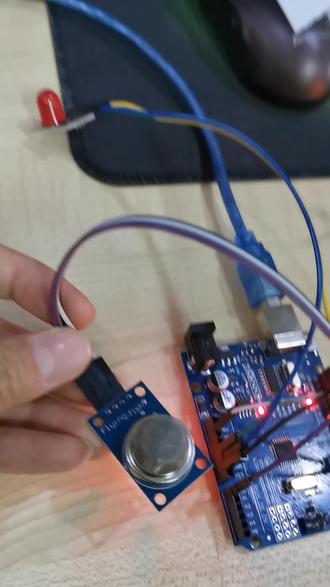 烟雾传感器,MQ-2,可以通过数字信号或者模拟信号来触发,发出警报。警报时,可以是声音(蜂鸣),也可以是灯光(二极管)。运用mxily 编程,arduino驱动。#烟雾传感器