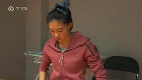 好的音乐,让视频热血澎湃。
孔玲瑶
19岁时以文化生身份考入土木专业;
大一校运会被教练发掘转战田径;
2023年初登职业赛场,随后多次取得全国田径大奖赛冠、亚军。
韦永丽
15岁接受田径训练;
2009年未进入省队,在东莞打工端盘子;
2009年7月重回省队,次年进入国家队,随后以强悍实力多次拿下百米冠军。
陈妤颉
2008年出生;
2024年全国田径冠军赛女子100米决赛冠军;
第26届亚洲田径锦标赛女子200米冠军;
第一届全国青少年田径运动会女子100米冠军。
2009年,陈妤颉仍在襁褓不满一岁,
孔玲瑶还是默默无闻的初一文化生,
韦永丽在打工端盘子讨生活。
多年以后,她们站在同一条决赛起跑线上。