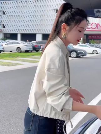 姐妹们快看这件早秋新款冲锋衣,简直太美了!它是那种很高级的冲锋衣,面料质量超棒,而且设计也很时尚,特别显瘦,穿上它整个人都显得很有气质.走在街上回头率超高#早秋穿搭#洋气百搭上衣#洋气减龄 #夹克外套 #谁穿谁好看