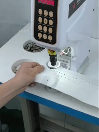818一体伺服全自动打扣机,镭射灯精准定位,打扣速度快,当打手装置稳定,新手也能操作,适合多种模具,能打各种四和扣,乌眼,柳丁,冲孔等,是我们服装加工的好帮手#带你走进服装厂 #好东西要分享 #缝纫日常 #努力的服装人 #自用好物分享