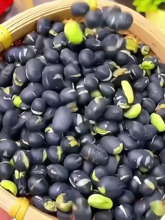 建议中老年朋友常吃点,#黑豆 满满的花青素 高蛋白非常好#吃黑豆有什么好处 #解馋 #日常分享 #零食推荐
