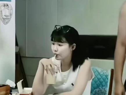 #年度炸裂事件 王伊泽我替你不值,一个男人不分清红皂白直接打你好她孝敬父母,但是后面又来跟母亲发脾气,那就是真家暴了哈