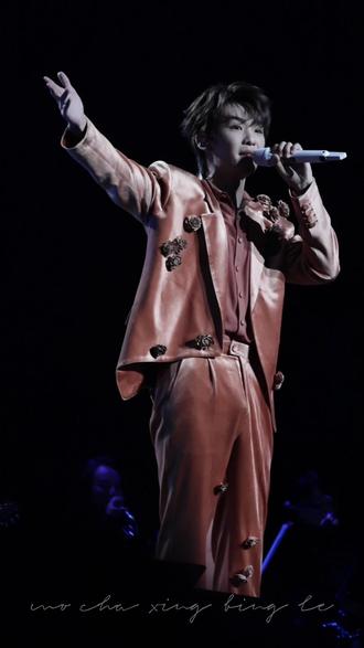 王赫野📍深圳2026.1.3「晚风心里吹」
#王赫野2026去吹一场野的风演唱会 #王赫野 #王赫野去吹一场野的风 #王赫野晚风心里吹 #晚风心里吹