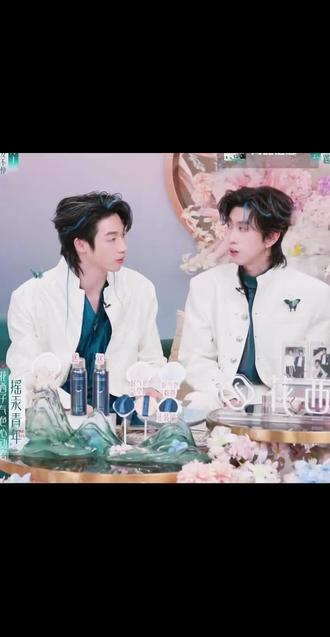 截了一下哥俩的表演时的表情😋😋太好磕了简直#蒋易#孙天宇 #摇汞青年 #花西子