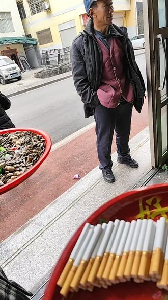 是不是所有人结婚都这样站门口发烟,发瓜子,发糖