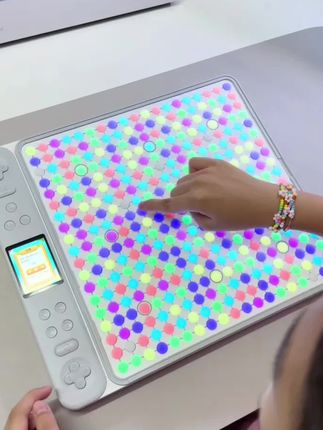 一张智能棋盘竟然有20多种玩法,既能单人AI陪玩,也可以双人对战,不用收纳棋子太方便了#益智玩具 #桌游 #亲子互动@DOU+小助手