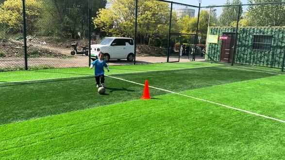 邯郸体育中考足球绕杆:男生满分12.1、女生13.7!幼儿园小朋友不屑一顾的表示可以给你们示范!#足球技巧 #体育中考