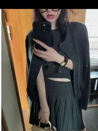 时尚针织开衫短袖套装女秋冬季新款显瘦气质软糯百褶半身裙三件套#时尚套装 #秋冬套装女 #气质套装女#开衫毛衣套装#针织套装裙