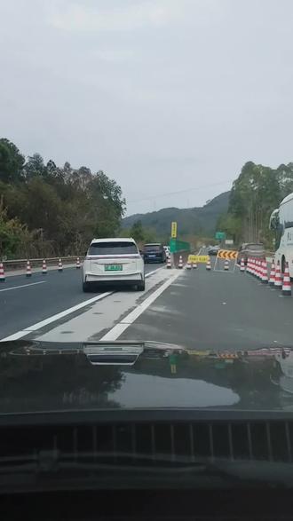 这样的潮汐车道,今年你走了没 清远交警首开先河,开放反向车道为潮汐车道,尽力缓解许广逢假必堵难题,真心给清远交警点赞!#记录行程 #堵车堵车堵得不得了了 #回程路上 #开车当然要记录 #安全到达目的地