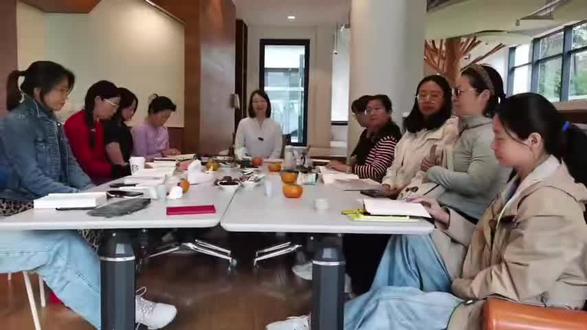 静静老师讲解、涵珍老师点评《庄子·齐物论》非彼无我,非我无所取。是亦近矣,而不知其所为使。若有真宰,而特不得其眹。可行已信,而不见其形,有情而无形。百骸、九窍、六藏,赅而存焉,吾谁与为亲?汝皆说之乎?其有私焉?如是皆有为臣妾乎?其臣妾不足以相治乎?其递相为君臣乎?其有真君存焉!如求得其情与不得,无益损乎其真。一受其成形,不亡以待尽。与物相刃相靡,其行尽如驰而莫之能止,不亦悲乎?终身役役而不见其成功,苶然疲役而不知其所归,可不哀邪!人谓之不死,奚益!其形化,其心与之然,可不谓大哀乎?人之生也,固若是芒乎?其我独芒,而人亦有不芒者乎?#国学教育#思辨力#经典智慧#传承弘扬中国传统文化 #终身学习