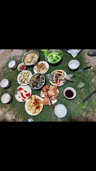 云南人的年味——青松毛
在我的老家,除夕这天,家家户户除了准备丰盛的年夜饭,还少不了一样东西---青松毛。
松树四季常青,经霜不凋,象征着家族兴旺,老人长寿。“青松”谐音“轻松”也有盼来年日子轻松、万事顺心的意义。
每到除夕前,我们都会去山上采回新鲜的松针,厚厚的铺在堂屋地上,走廊上,桌子上。
还要挑选一株长势茂盛的松毛枝,砍回来插在门口。
它不只是一种装饰,而是过年过节特殊的仪式感。
当年夜饭煮熟,我们把地板打扫干净,把采回来的青松毛,铺满一地。
把热气腾腾的年夜饭放在上面,没有精致的桌椅,没有繁杂的摆盘, 简单的把菜肴摆在松毛上,一家人席地而坐,就是最地道的云南团圆饭。
猪头、猪脚、长菜、蒸肉、炖鸡……一道道家乡味摆在翠绿的松毛上,饭菜的香气混着松毛清香,格外诱人。
一家人紧紧围坐在一起,大人端起酒杯说着祝福语,孩子捧着饮料附和着,欢声笑语弥漫在屋子里。
我们过年不只在屋里铺青松毛,还会折一枝青翠的松毛枝挂在车上,这是云南人的独有行车祈福习俗。
你要是在高速上看见车头/车尾挂一枝青松毛的,不用猜,他肯定是云南人。
挂“青松”,开车一路轻松、不堵不慌、顺顺利利,一路长青、平安常在,好兆头都系在车上。
青松毛不仅能铺地、挂车上,还能酿出年夜饭上我最爱的甜白酒。
选上好的糯米浸泡蒸熟,晾凉后拌上酒曲,装入干净的瓦罐,再用新鲜青松毛紧紧封住罐口,放在温暖处发酵。
两三天后,揭开松毛,甜香混着松香扑面而来,米粒软糯,汁水清甜,一口下去,暖到心底。
无论走多远,只要想起满屋的松毛香,想起青松毛上的饭菜,想起清甜的甜白酒,就知道那是家的味道年的味道。