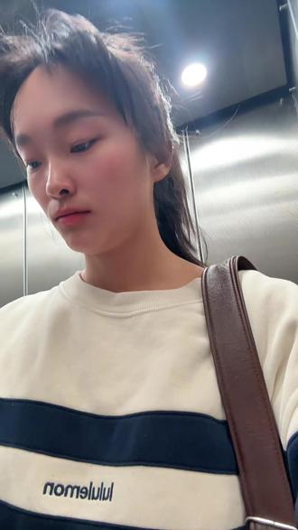 这个月辞职了,回来第一件事就是先调整牙齿
法拉盛牙医店在我现在定位这里,旁边也有其他牙医诊所
牙齿矫正在5楼503
拔牙是300-500美金一颗
隐形牙套是24期,每期一个月,六七千美金
我选择的钢牙时间短,12—15期,5000美金,首付1000,后面每次来矫正一次300-500美金,也可以一次性付完。
我想离开纽约了,这次回来问了一下,选择在这里弄牙齿不能转到其他地方去。
大家有没有迷茫过?即使离开纽约,我也不知道到底去哪里好,工作好像一个月三四千四五千哪里都可以,反正比我在国内挣得多了一点也够我生活了
所以,我去哪里都无所谓,到底去哪里?好迷茫。
#纽约#口腔健康#牙齿矫正#拔牙#攻略