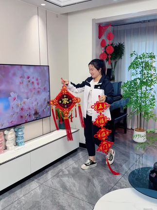 电视背景墙不做复杂造型,搭配一套桃木中国结挂件也很有温馨感,关键一年四季挂家里真好看!#中国结 #软装搭配 #过年氛围提前搞起来了 #电视背景墙 #客厅