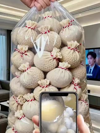 隔着屏幕都要被这股香味勾走魂了!咬开爆汁的瞬间也太绝了吧,浅米色的羊肚裹着鲜嫩羊肉,光想那个口感就疯狂流口水,这波必须跟着冲,妥妥的羊肚包肉天花板没跑了!#羊肚包肉天花板 #美食分享 #羊肚包肉 #肚包肉 #肚包肉大草原的特色美食 @DOU+上热门 @DOU+小助手