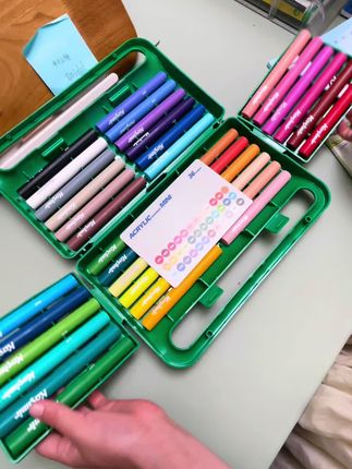 这是卡西米尔新升级直液式丙烯马克笔,真的太好用了!扁扁的一盒方便携带,新升级的微弹水滴头,更适合新手小朋友,画画手感丝滑流畅,颜色均匀鲜艳,一定要给家里的小朋友安排一个,作为开学礼物送给孩子也非常不错#开学必备 #马克笔 #丙烯马克笔 #卡西米尔 #画画