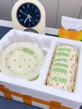 真的离谱,这个价竟然买到这么好看的餐具!奶油风的配色特别清新,可爱的造型简直萌化我的心,而且还是高温烧制的釉下彩工艺,边缘光滑圆润,质感非常好,平时拿来装水果我都觉得特别幸福。关键它还能进微波炉加热,真的是便宜好看又实用,刷到的姐妹赶紧冲!