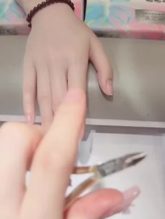 姐妹们,这个死皮剪真的好好用!它的刀口很尖,而且又小又锋利,这种硬剪都剪不到的死皮它都可以剪得到,而且还不容易剪到肉。我已经用了一段时间了,还是非常锋利,看这小刀口!嘎嘎锋利,嘎嘎好用,关键还便宜,新手宝宝也可以轻松掌握,闭眼入吧!@DOU+小助手 @DOU+好生意