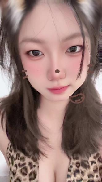 一天一口一个亲爱的🥹#辣妹穿搭 #猫系女友