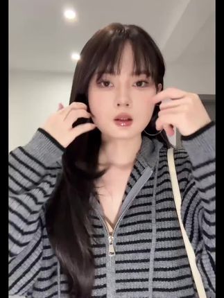 杏色抽绳连帽条纹针织开衫女秋季韩版宽松加厚毛衣外套女#外套#连帽卫衣 #针织开衫 #宽松版型 #时尚