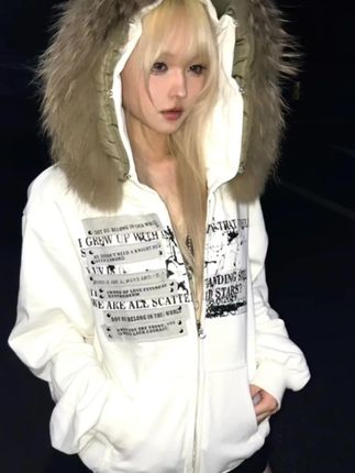 姐妹们快看这件连帽毛领外套,简直太绝了!它是这种宽松的版型,穿上特别显瘦,而且还是加绒的设计,非常暖和舒服,再加上独特的毛领点缀,瞬间变得与众不同。它属于那种休闲风的外套,平时可以搭配牛仔裤或者小裙子穿,喜欢的朋友赶快入手吧!#开衫外套搭配 #女装穿搭 #爆款产品热卖中 #好物分享🔥 #女装穿搭